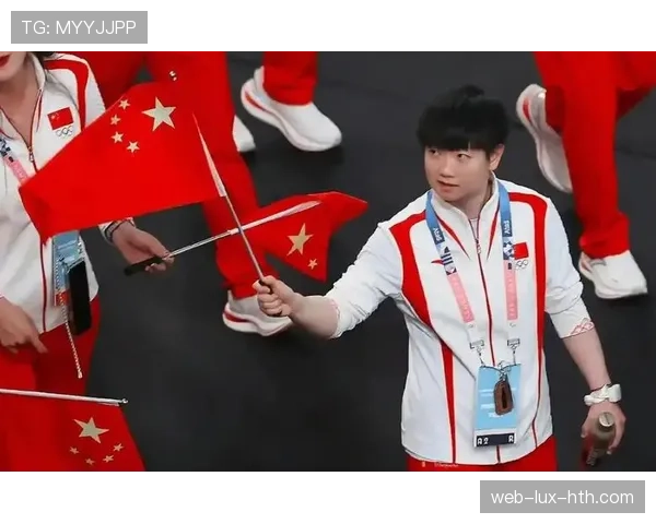 孙颖莎的行李箱里塞了三双球鞋和一张全家福，训练完直接飞巴黎看秀？